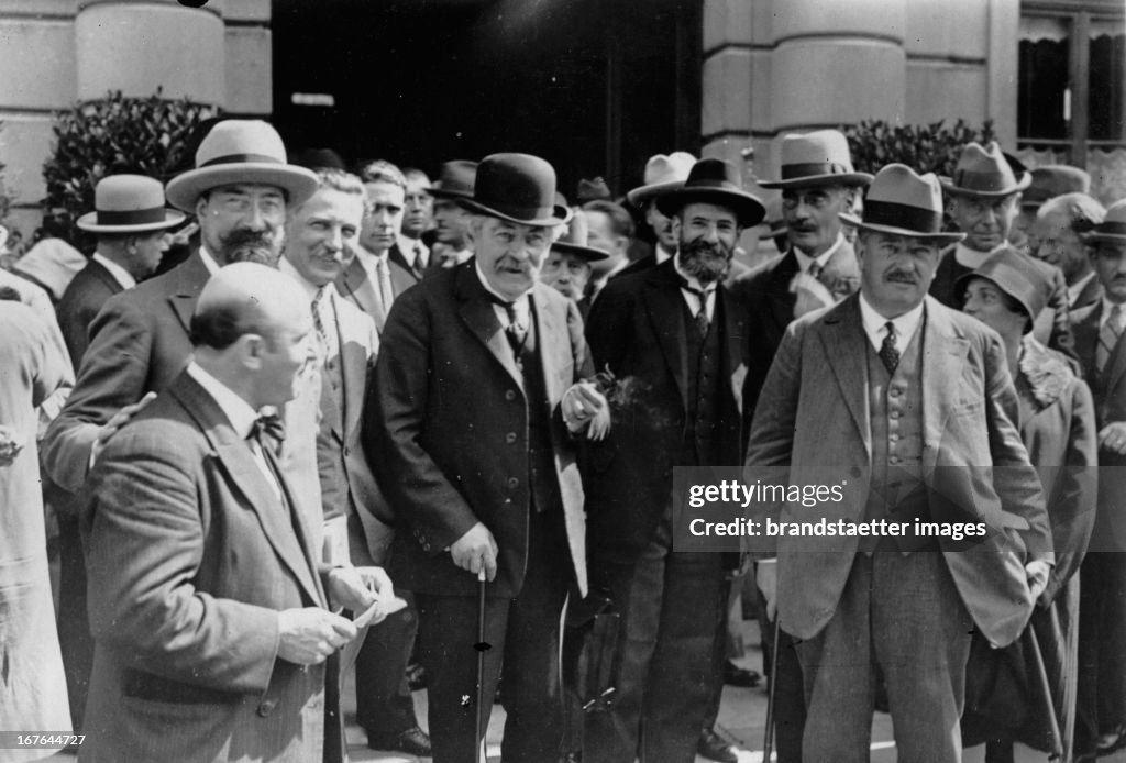 The opening of the 9th cónference of the League of Nations in Geneva. In the middle: The French foreign minister Aristide Briand. June 1926. Photograph. (Photo by Imagno/Getty Images) Die Eröffnung der 9. Völkerbundtagung in Genf. Juni 1926. In der Mitt