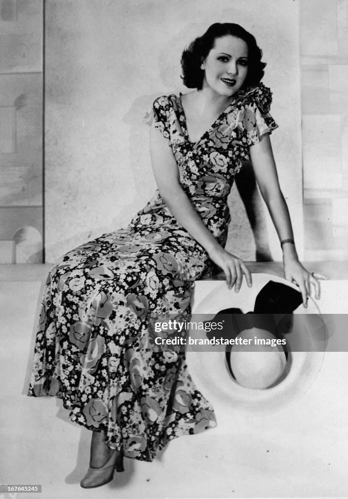 Mary Briand. US-american actor. In summer dress and with a panama hat. 1932.m Photograph. (Photo by Imagno/Getty Images) Mary Briand. US-amerikanische Schauspielerin. Im Sommerkleid und mit Panamahut. 1932. Photographie.