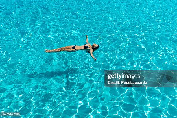 idílica y relajante de vacaciones - flotar sobre agua fotografías e imágenes de stock