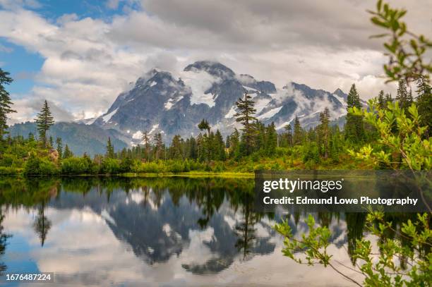 picture lake and mt. shuksan, washington. - mt shuksan imagens e fotografias de stock