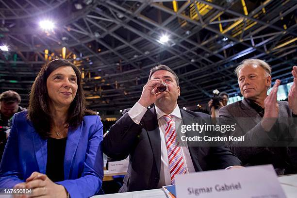 Buendnis 90/Die Gruenen co-chancellor candidate Katrin Goering-Eckardt, guest speaker SPD Chairman Sigmar Gabriel and German Greens Party...