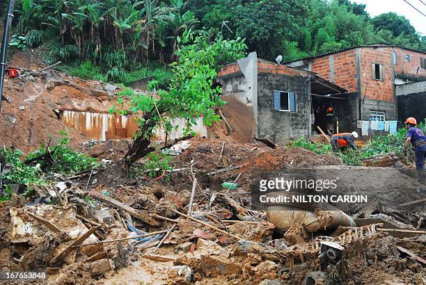 Sao jose dos campos/sp/vale do paraiba, 2 casas desabaram por causa da chuva intensa. 3 pessoas socorridas e 5 desaparecidas, os bombeiros e a defesa...