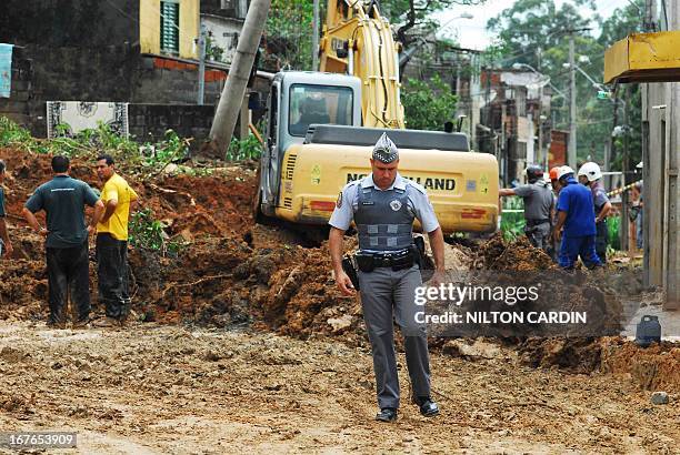 Sao jose dos campos/sp/vale do paraiba/ DESLIZAMENTO - DIANTE DO PERIGO EMINENTE DE HAVER MAIS DESLIZAMENTOS A DEFESA CIVIL INTERDITOU TODA A RUA E...