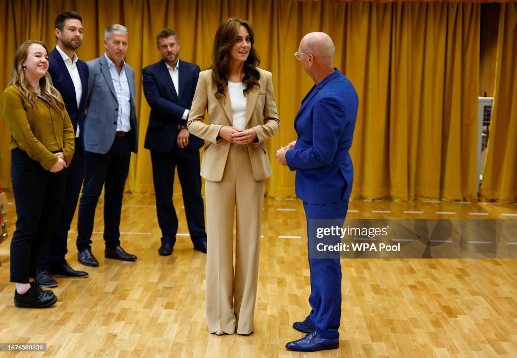 CASA REAL BRITÁNICA - Página 73 Catherine-princess-of-wales-meets-with-frontline-staff-from-streets-of-growth-on-september-19