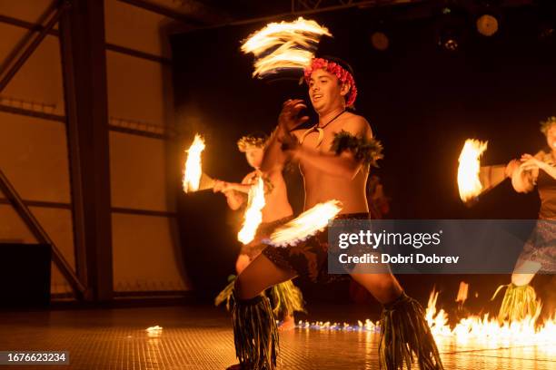 hawaiianischer männlicher tänzer wirbelt fackel mit den händen. - hawaiianischer-abstammung stock-fotos und bilder