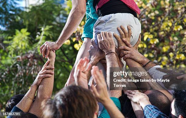 castellers hands - human pyramid foto e immagini stock