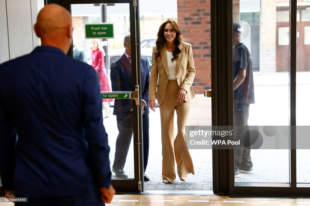 CASA REAL BRITÁNICA - Página 73 Catherine-princess-of-wales-arrives-for-a-meeting-with-frontline-staff-from-streets-of-growth