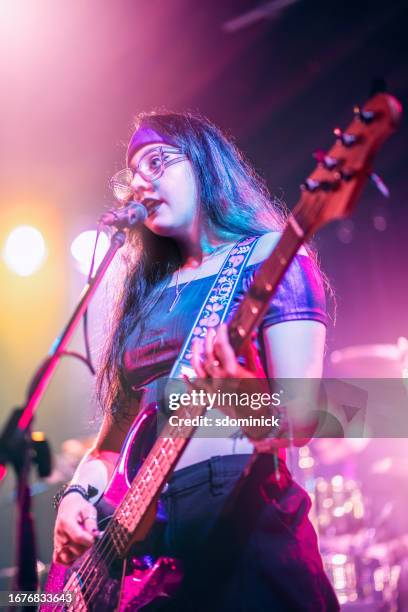 bassistin singt live im konzert - bass gitarre stock-fotos und bilder
