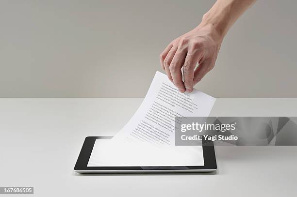 pull documents out of digital tablet - documento - fotografias e filmes do acervo