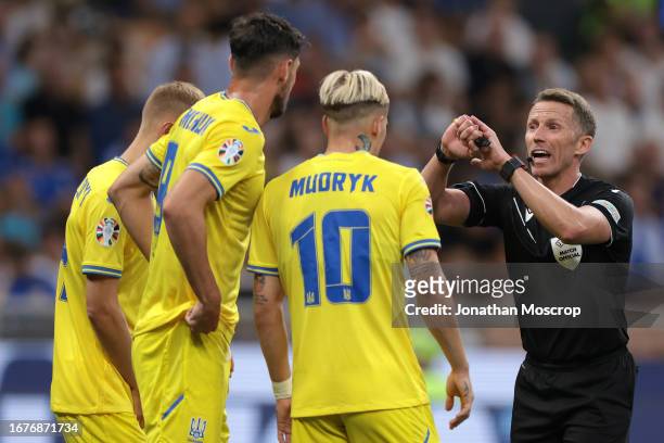 The Referee Alejandro Hernandez of Spain gives indications to Mykhailo Mudryk, Roman Yaremchuk and Vitaliy Buyalskyi of Ukraine as they prepare to...