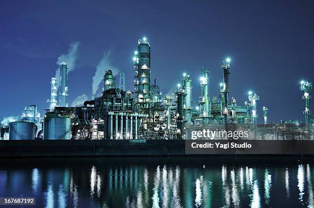 oil refinery at night - oil refinery - fotografias e filmes do acervo