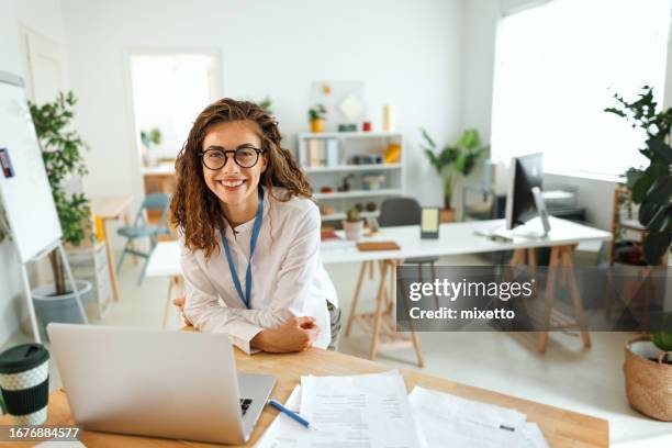 junge schöne geschäftsfrau posiert für einen schuss im modernen büro - mentoring virtual stock-fotos und bilder