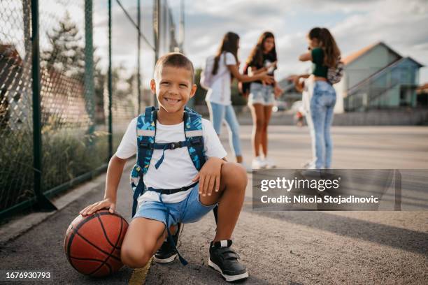 portrait d’un joli garçon dans une cour d’école - seulement des petits garçons photos et images de collection