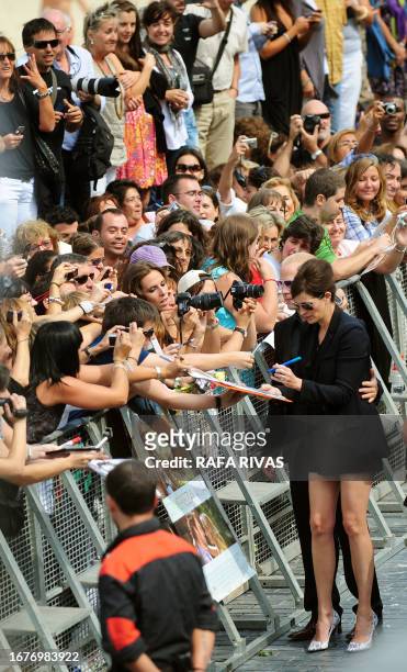 Actress Julia Roberts sings autographs during a photocall after the screening of her film "Eat, Pray, Love", on September 20 in the northern Spanish...