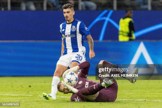 Shakhtar Donetsk's Ukrainian goalkeeper Dmytro Riznyk gets to the ball ahead of FC Porto's Portuguese midfielder Andre Franco during the UEFA...