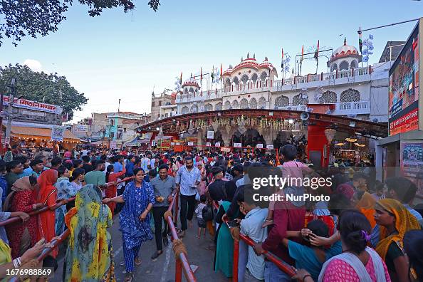 Hindu Devotees Wait For darshan Of Lord Ganesh During Ganesh News hindu-devotees-wait-for-darshan-of-lord-ganesh-during-ganesh-news