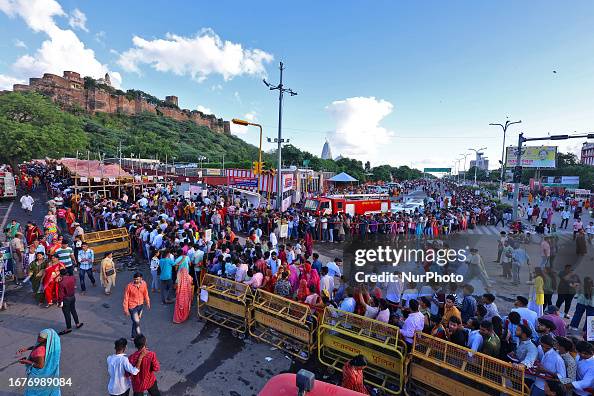 Hindu Devotees Wait For darshan Of Lord Ganesh During Ganesh News hindu-devotees-wait-for-darshan-of-lord-ganesh-during-ganesh-news