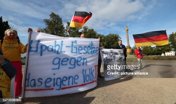 September 2023, Mecklenburg-Western Pomerania, Schwerin: Before the start of a topical debate in the Schwerin state parliament on asylum policy,...