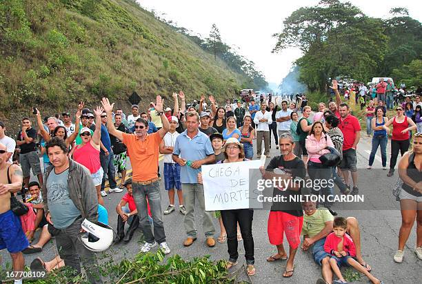 Paraibuna- sp-vale do paraiba- moradores do bairro morro alto inteditam a rodovia dos tamoios em protesto por segurança depois da morte de uma...