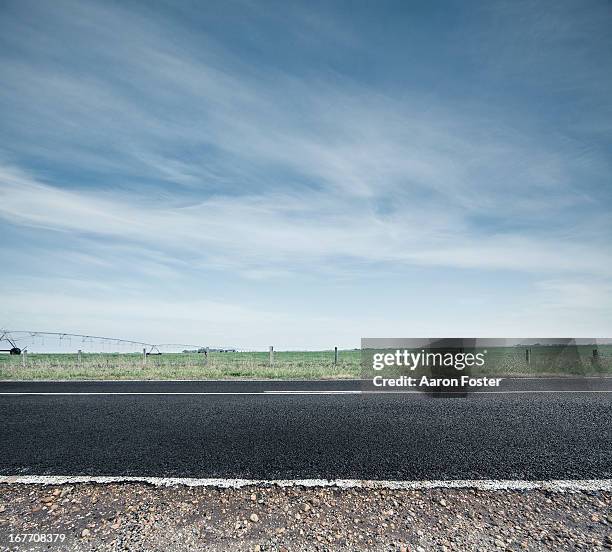 country road - empty road stock-fotos und bilder