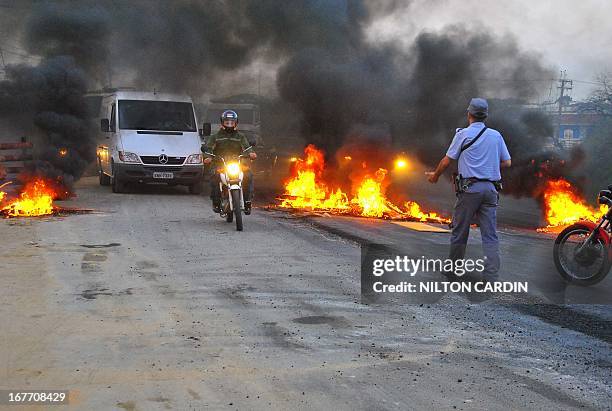 Sao jose dos campos/sp/vale do paraiba - moradores dos bairros rio comprido e santa paula interditaram a rodovia sp-66 que liga sao jose dos campos a...