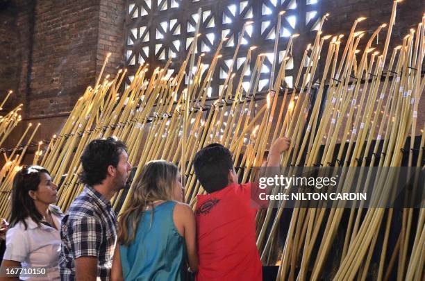 FERIAdo da PADROEIRA. Fies acedem vela para pagarem promessas. PHOTO NILTON CARDIN