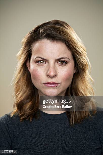 portrait of a woman looking angry. - angry woman stockfoto's en -beelden