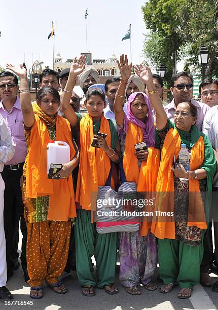 Indian prisoner in Pakistan Sarabjit Singh’s sister Dalbir Kaur along with wife Sukhpreet and daughters Swapandeep Kaur and Poonam carries the...