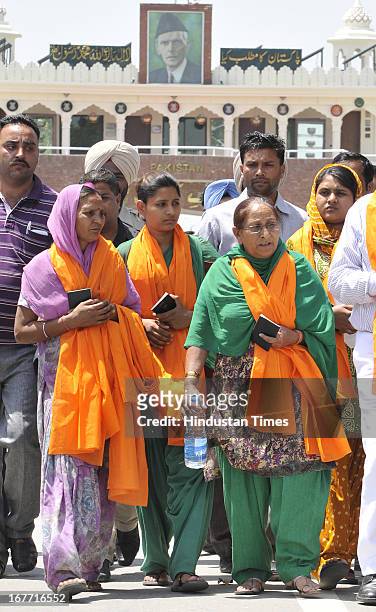 Indian prisoner in Pakistan Sarabjit Singh’s sister Dalbir Kaur along with wife Sukhpreet and daughters Swapandeep Kaur and Poonam coming to talk to...