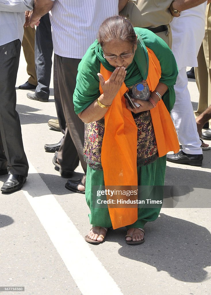 Sarabjit's Singh Family Cross Over To Pakistan Through Attari-Wagah Border