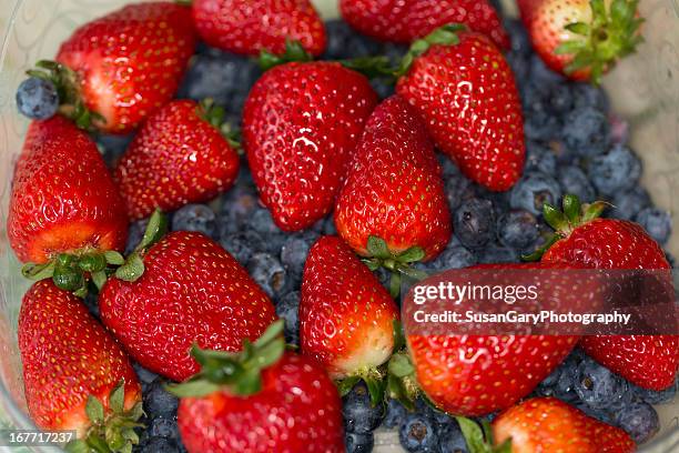 strawberries and blueberries in bowl - huntington beach market stock-fotos und bilder