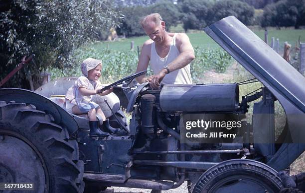 fixing the tractor - 1962 fotografías e imágenes de stock