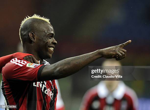 Mario Balotelli of AC Milan celebrates scoring his team's fourth goal from a penalty kick during the Serie A match between AC Milan and Calcio...