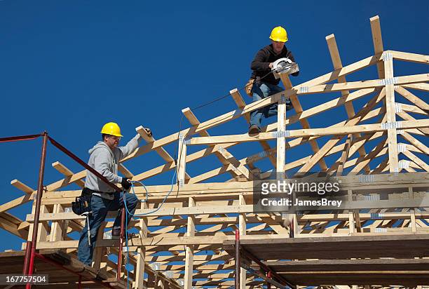 construction men framing new building - 乘務員 個照片及圖片檔