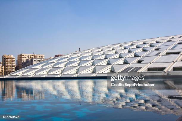 bibliothek von alexandria, ägypten reflexion in einem teich - library alexandria stock-fotos und bilder