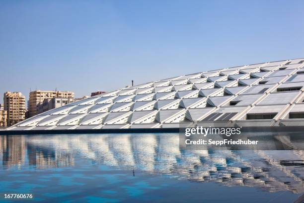 bibliothek von alexandria, ägypten reflexion in einem teich - alexandria egypt stock-fotos und bilder