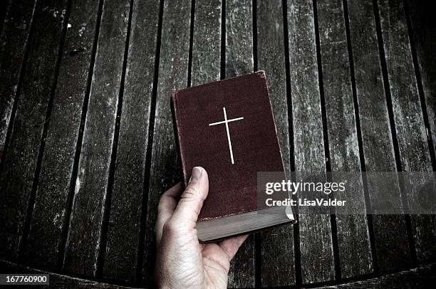 biblia - libro de himnos fotografías e imágenes de stock