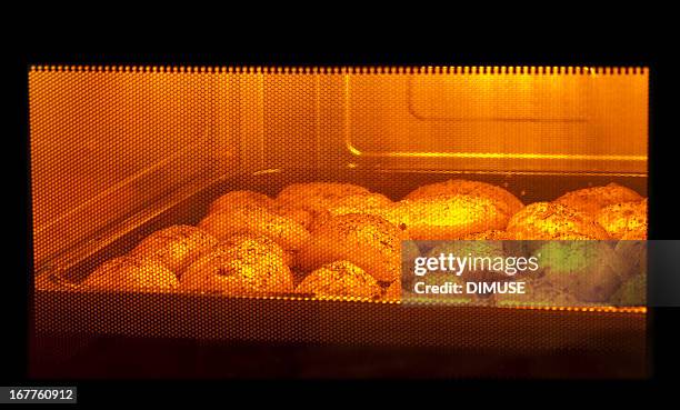 faire cuire au four pommes de terre - microwave photos et images de collection