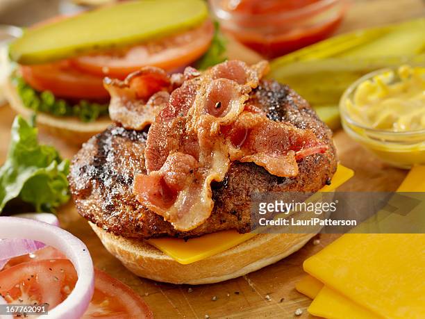 vorbereitung einen cheeseburger mit speck - bacon cheeseburger stock-fotos und bilder