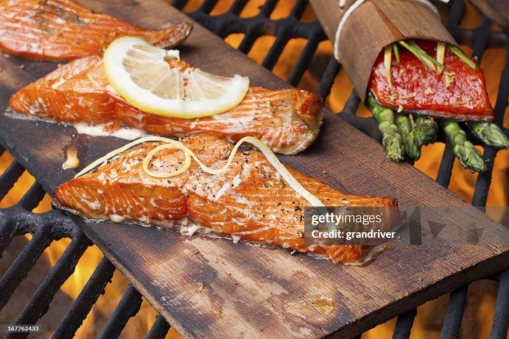 Tres a la parrilla, los filetes de salmón en Cedar tablón