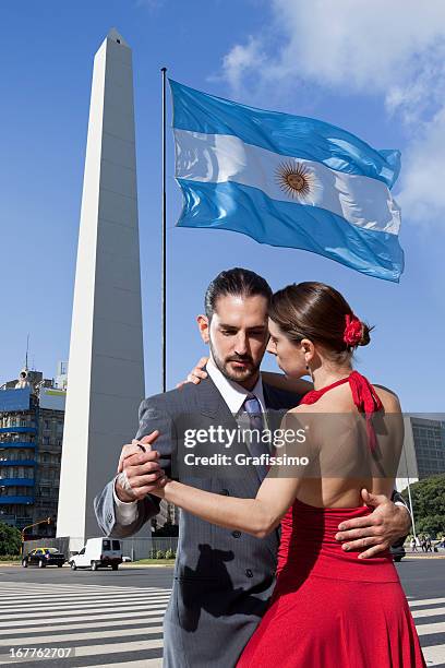 argentina casal dançando tango em buenos aires - obelisco de buenos aires - fotografias e filmes do acervo