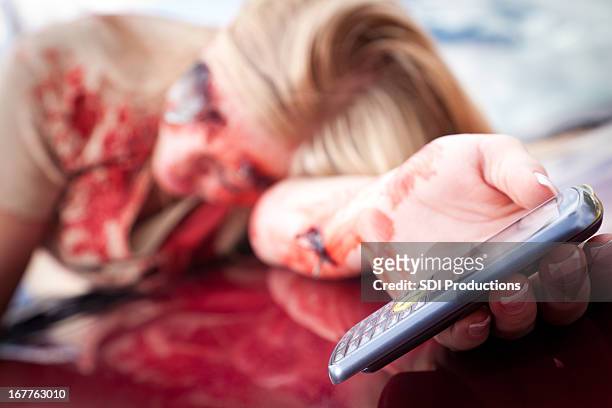 ragazza adolescente con il cellulare in auto dopo il naufragio - horrible car accidents foto e immagini stock
