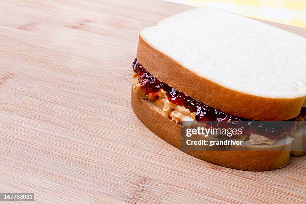 bocadillo con mantequilla de cacahuete y mermelada - peanut butter and jelly sandwich fotografías e imágenes de stock