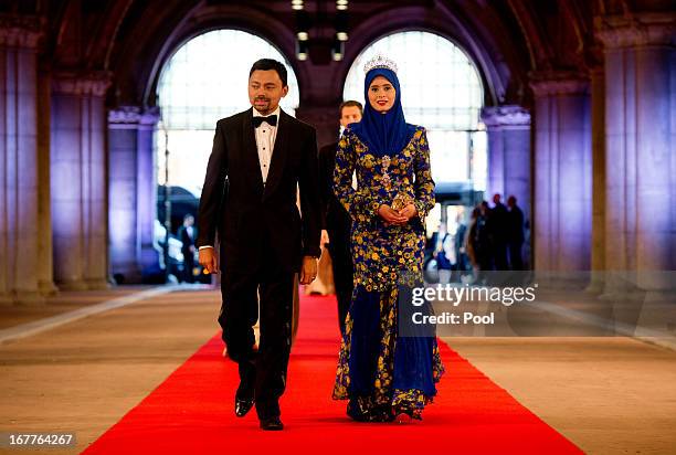 Crown Prince Al-Muhtadee Billah and Princess Sarah of Brunei arrive to attend a dinner hosted by Queen Beatrix of The Netherlands ahead of her...