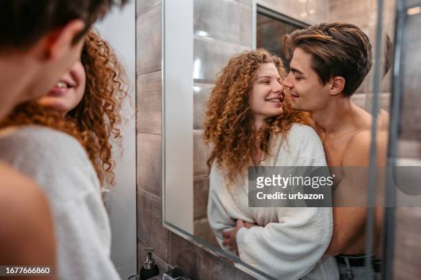 junges paar umarmt sich im badezimmer - bad date stock-fotos und bilder