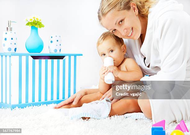 mutter und baby tochter porträt nach bad - baby bath stock-fotos und bilder