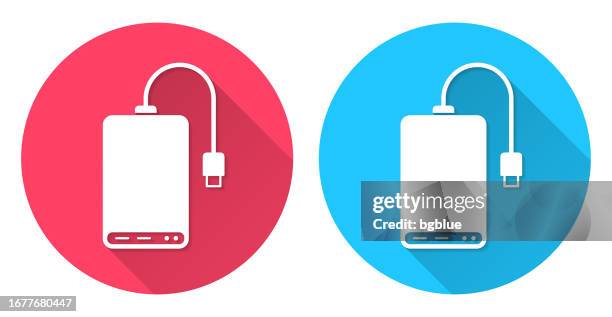 external hard drive. round icon with long shadow on red or blue background - hard drive 幅插畫檔、美工圖案、卡通及圖標