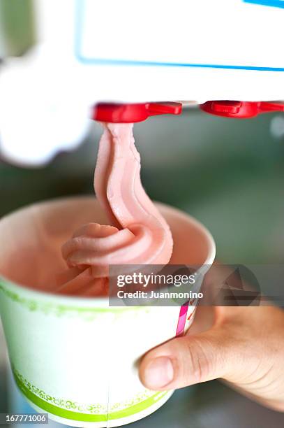 gefrorener joghurt - gefrorener joghurt stock-fotos und bilder