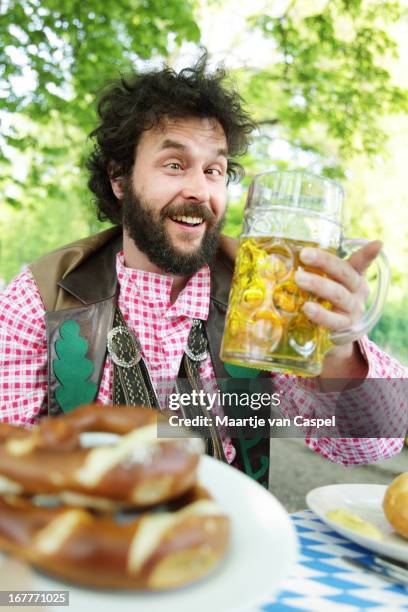 bärtiger bayerischen mann in einem biergarten betrunken - betrunken stock-fotos und bilder
