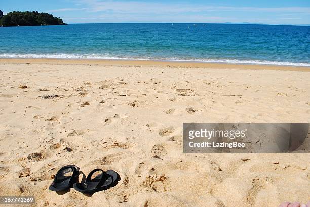 estate, jandals sulla spiaggia - jandals foto e immagini stock